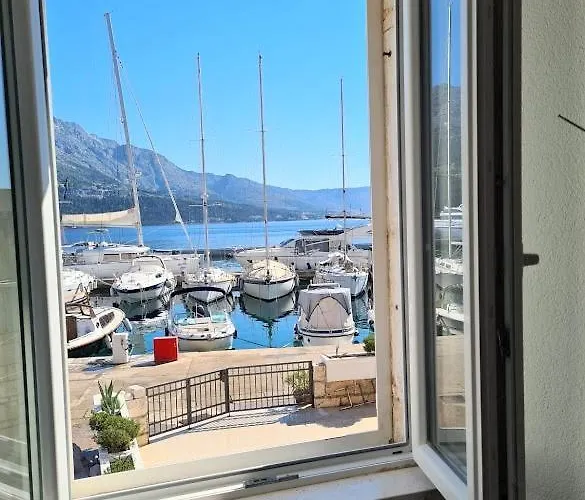 Waterfront Overlooking The Old コルチュラ